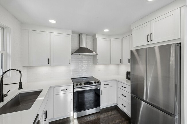 Building Photo - 902 Broadmoor Dr