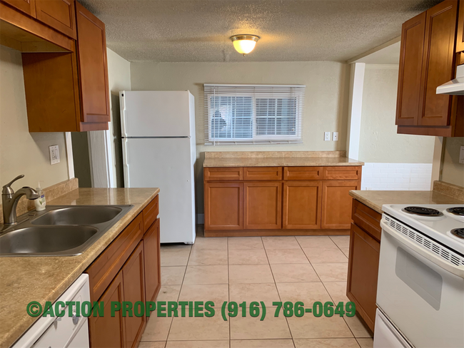 Building Photo - Central Roseville Bungalow 2 bedroom 1 Bat...
