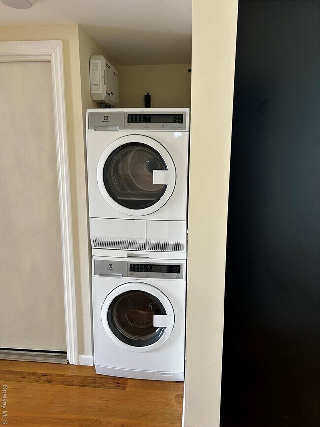 Building Photo - 409 W 261st St