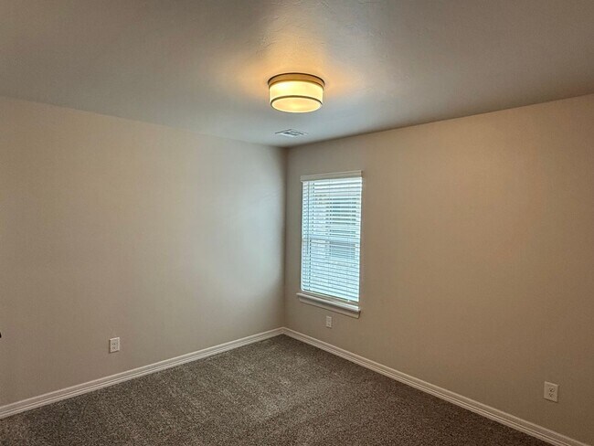 Building Photo - Brand New 3 Bed Home in Edmond with Designer Finishes