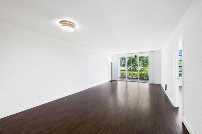 Building Photo - 2851 S Palm Aire Dr