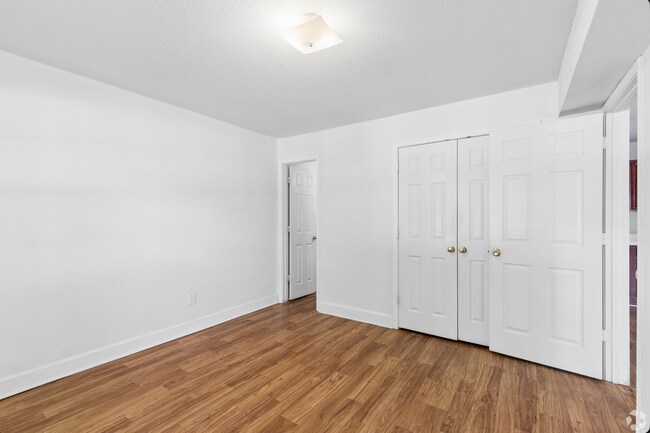 Building Photo - Beautiful, Fully Renovated 1 Bed / 1 Bath Apartment!