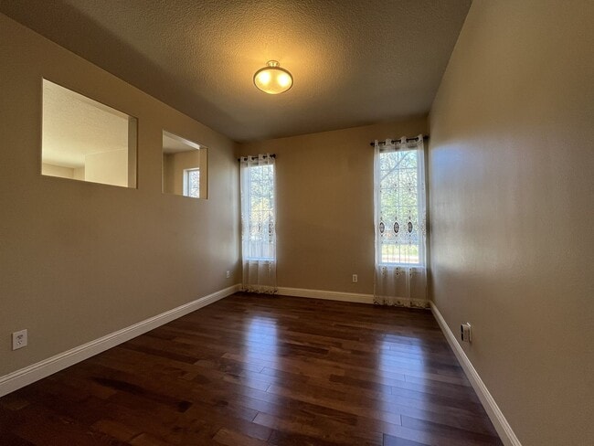 Building Photo - Beautiful 5 Bedroom Home + Office with Grand Entry, Gourmet Kitchen & Private Backyard