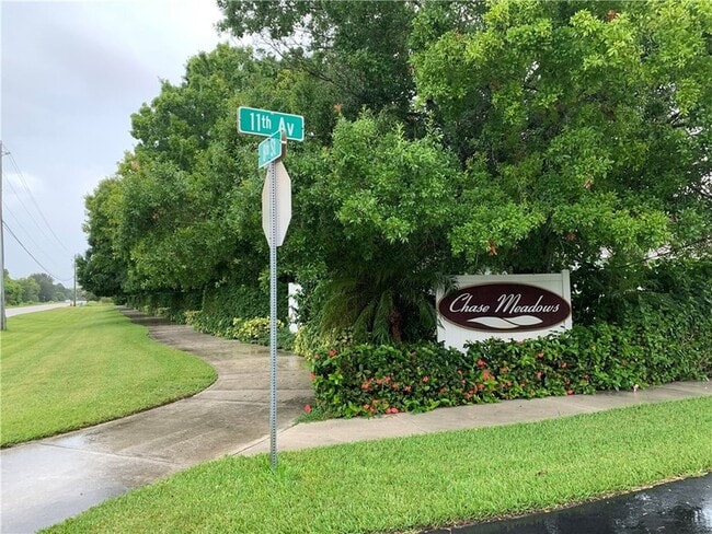 Building Photo - 865 10th Dr