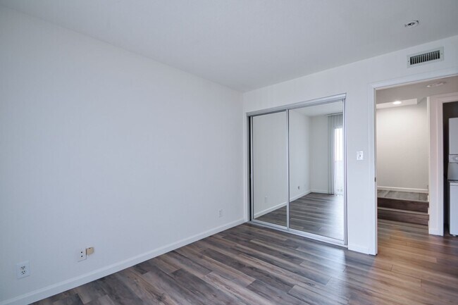 Building Photo - j444