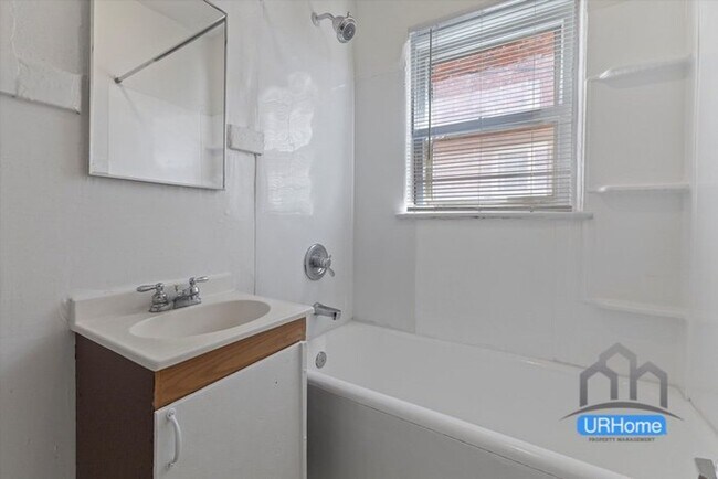 Building Photo - Exceptional Value: Charming Portland Studio ($1,100)