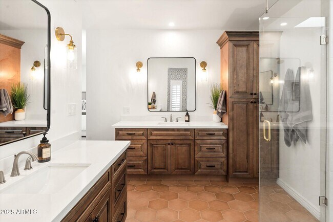 Building Photo - 1025 E Morten Ave