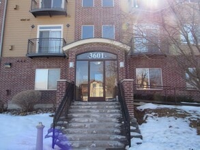 Building Photo - Spacious Condo in Gated Community | Close to light rail.