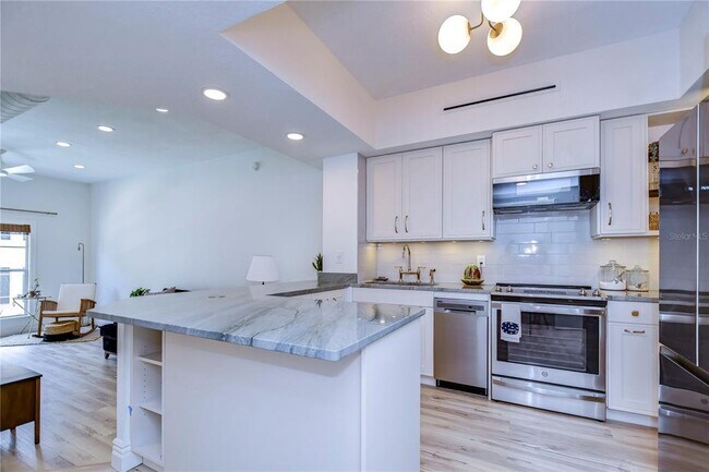 Building Photo - 2410 W Azeele St