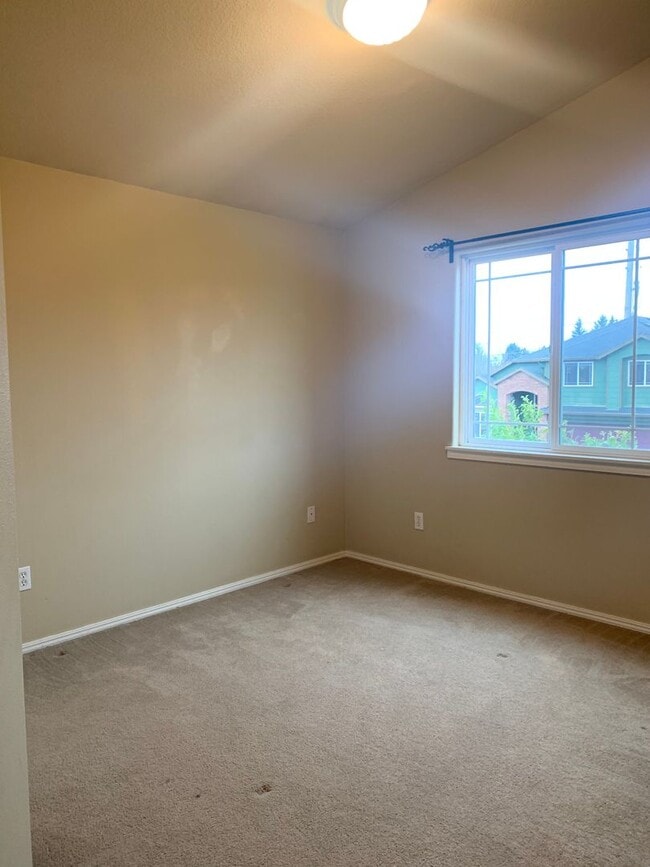 Building Photo - Great 3BD 2.5BA Fisher's Landing! Large Fe...