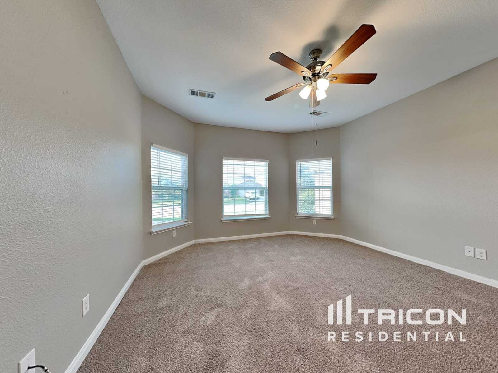 Building Photo - 1327 Tamarack Dr