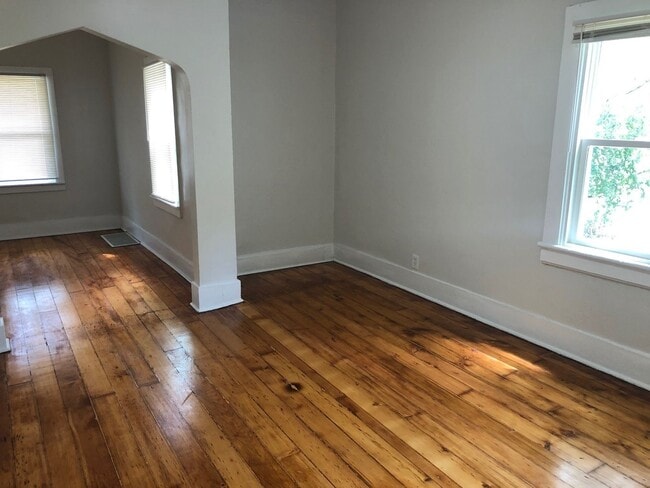 Building Photo - Renovated 2BR House.