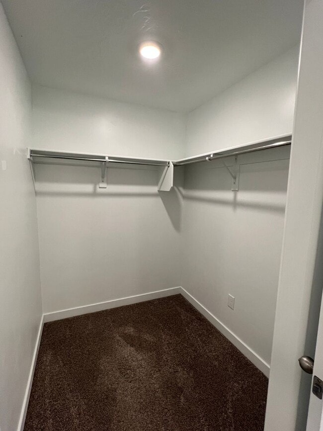 Building Photo - Beautiful Modern Townhome