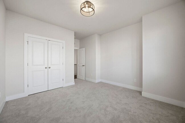 Building Photo - Walkable Lifetsyle in Westshore!