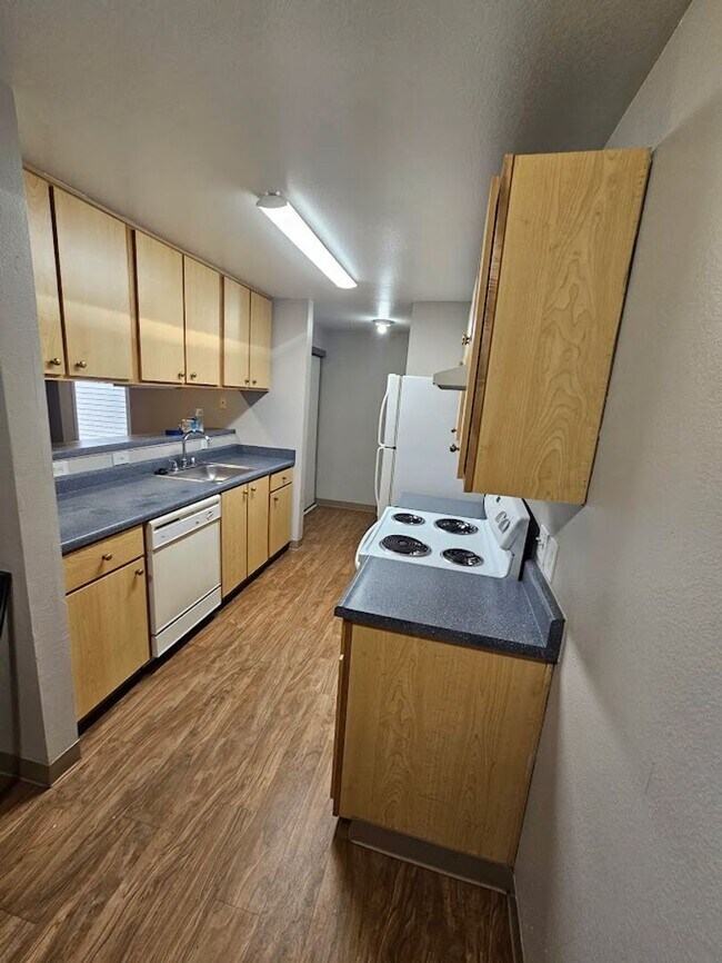 Building Photo - Life Just Got Better Come See For Yourself At Powell Court Apartments!!