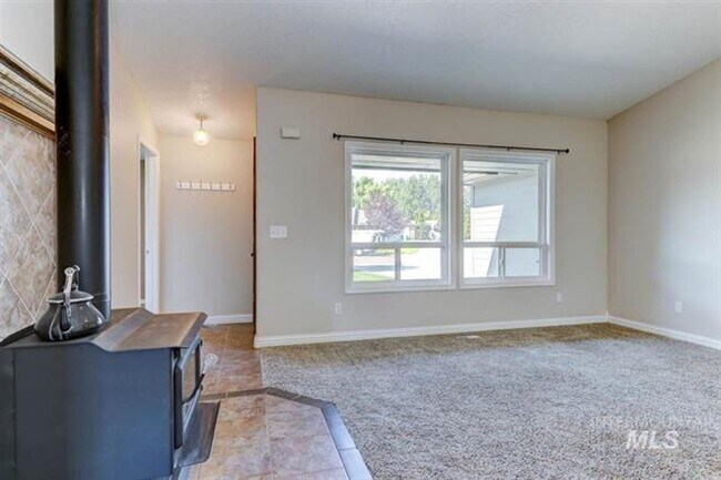 Building Photo - 4 Bedroom 2 Bath with RV Parking 2 Car Gar...