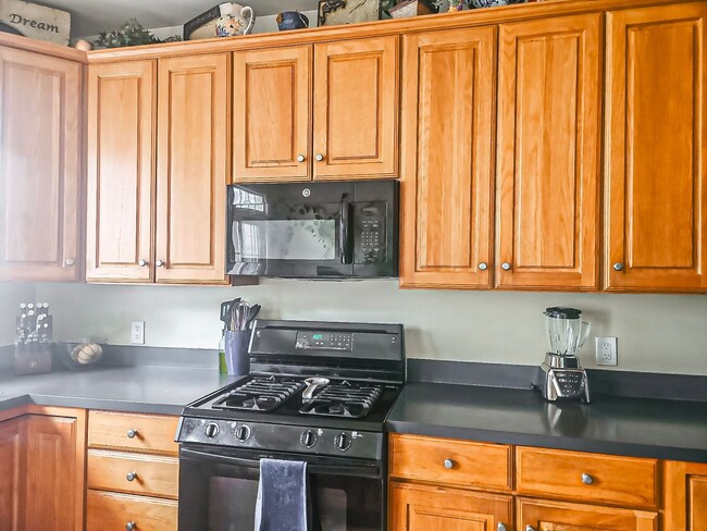 Building Photo - Stunning 3 Bed 2.5 Bath Interior Brick Tow...