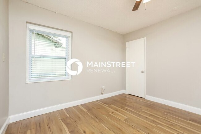 Building Photo - 4 Bedroom Pet-Friendly Home in Clermont, FL with Main Street Renewal