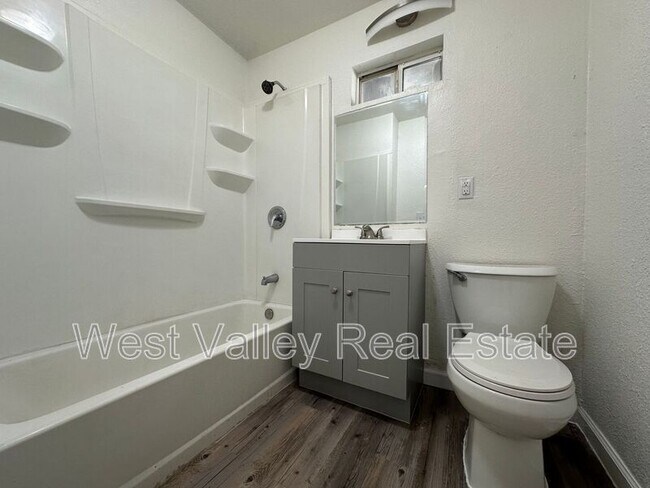 Building Photo - 616 5th St