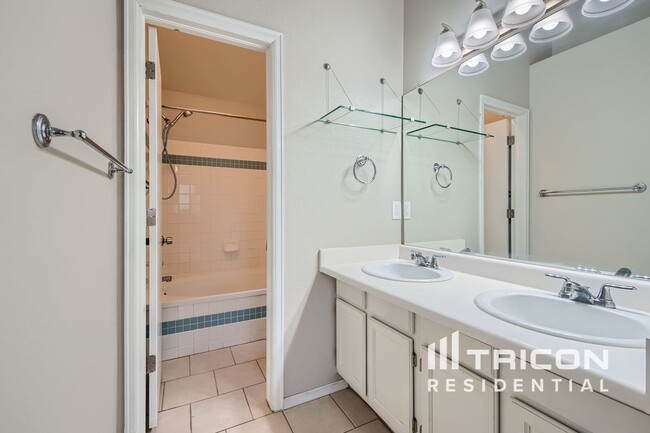 Building Photo - 995 Cobblestone Dr