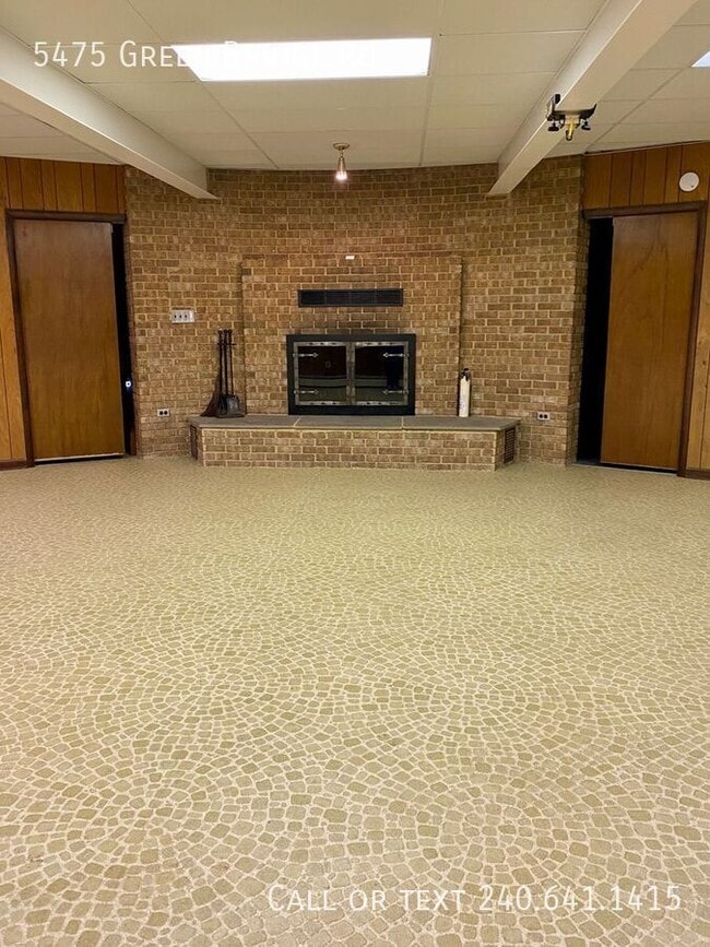 Building Photo - 5475 Green Bridge Rd