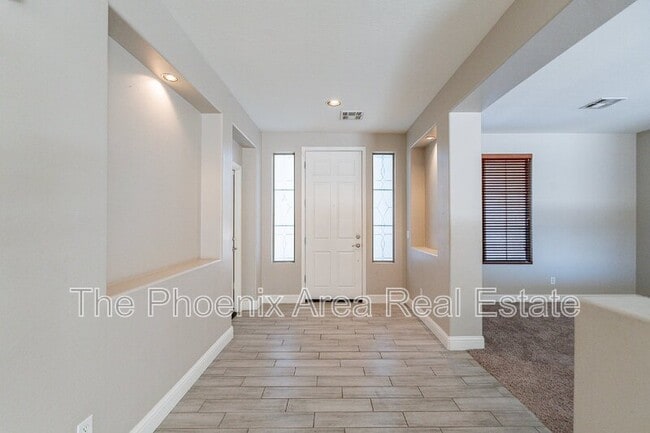 Building Photo - 2741 E Yellowstone Pl