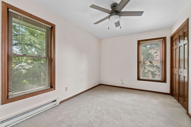Building Photo - Perfect Townhome with Garage. PETS WELCOME