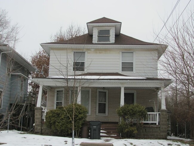 Building Photo - 618 W 1st St