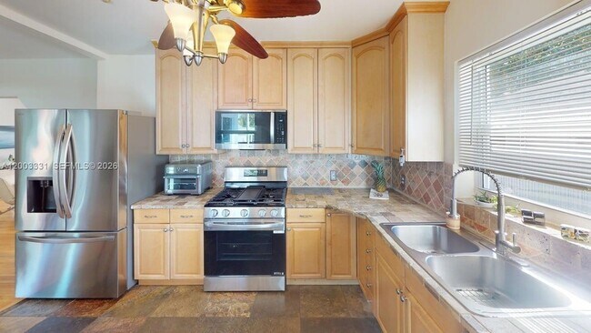 Building Photo - 951 NE 116th St