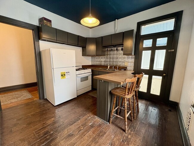 Building Photo - 342 N Newberry St