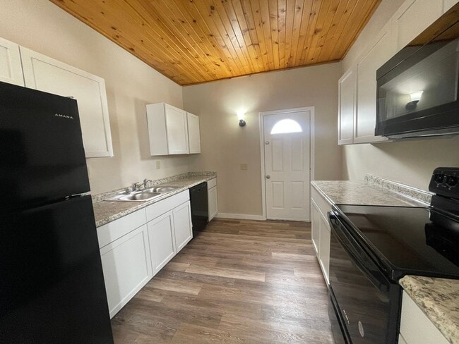 Building Photo - Beautiful 4 Bedroom 1 Bath House for Rent