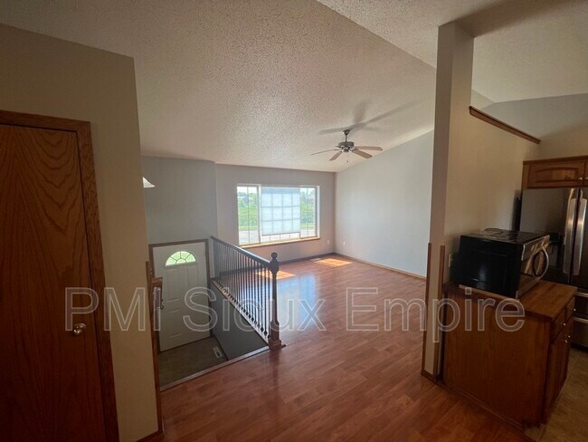 Building Photo - 4829 S Wilson Ave