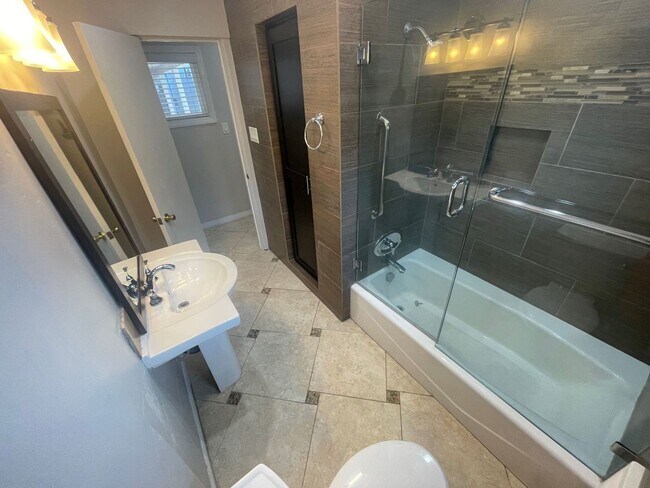 Building Photo - 4BD/2BA House on 63rd!