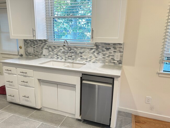 Kitchen with dishwasher - 306 N Screenland Dr