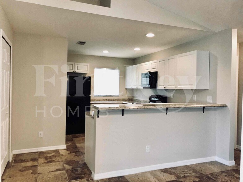 Building Photo - 1016 SW 37th Terrace