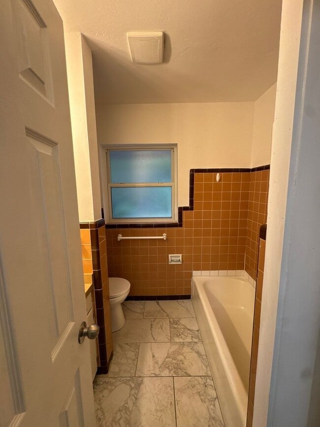 Building Photo - 4 bedroom 2.5 bath house with large yard!!