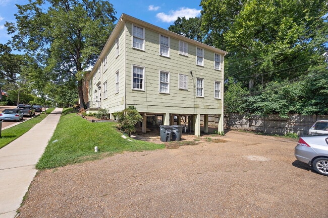 Building Photo - Belhaven Bombshell FURNISHED