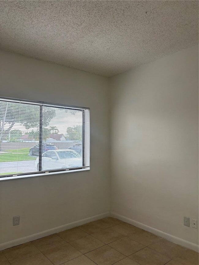 Building Photo - 3629 Inverrary Blvd W