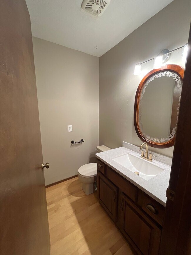 Building Photo - 3 Bedroom 2.5 Bath