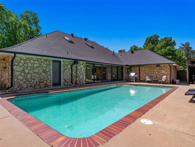 Building Photo - 3025 Pine Ridge Rd