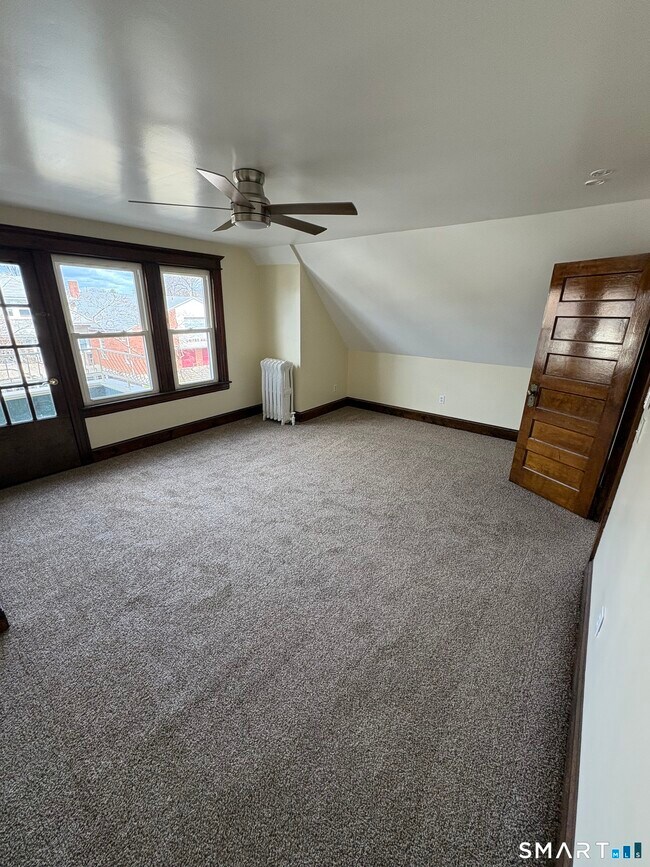 Building Photo - 689 Maplewood Ave