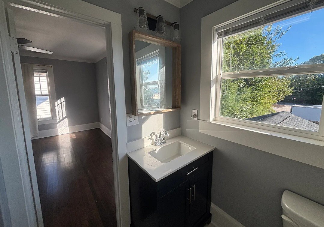 Building Photo - 313 W Fisher Ave