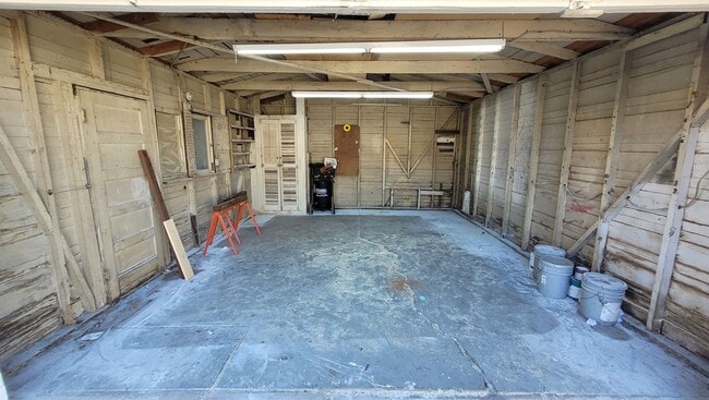 Building Photo - 2 Bed 1 Bath House in Historical Uptown Whittier Available Now!