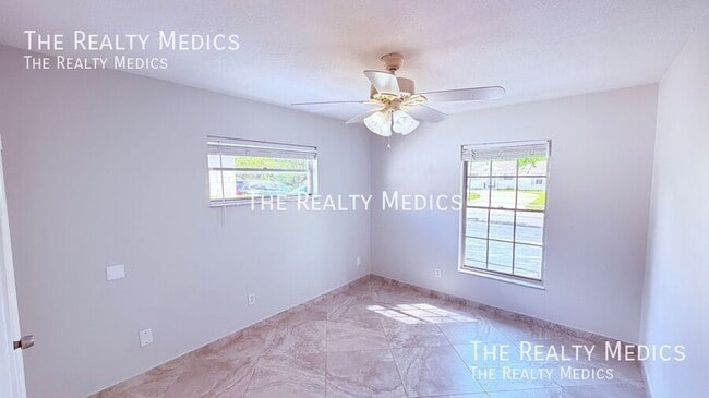 Building Photo - 6 Carriage Hill Cir