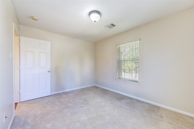 Building Photo - 2921 Indigo Dr
