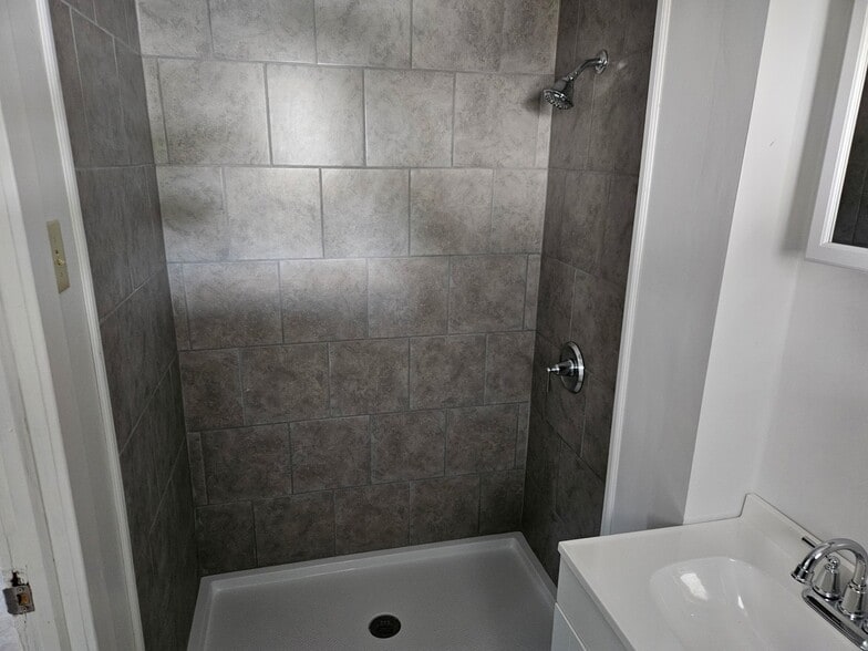 Building Photo - 301303-303 Summerhill Ave