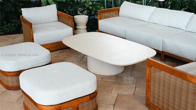 Building Photo - 700 NE 24th St