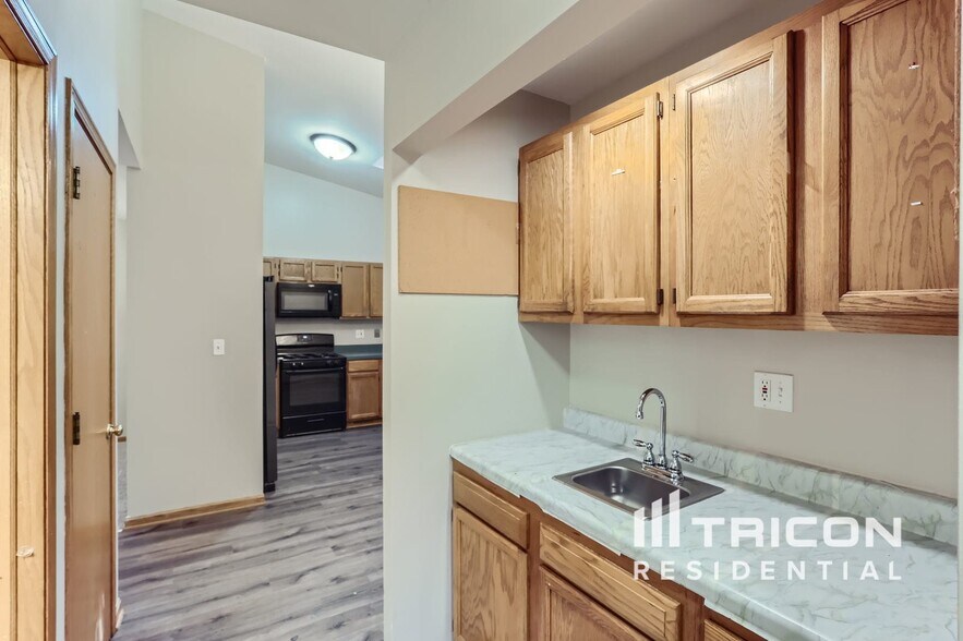 Building Photo - 924 Deer Trail Dr
