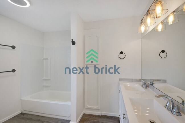 Building Photo - "Spacious 4-Bedroom Haven with 2.5 Baths in Everett – 2,424 Sq Ft of Comfort!"