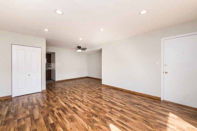 Building Photo - 9379 Bay Colony Dr